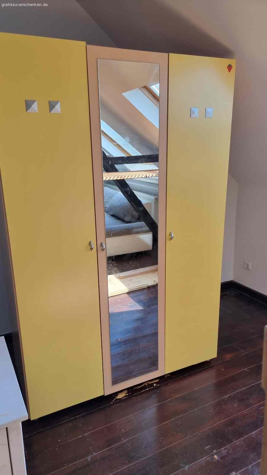 Couch, Kinder Schreibtisch und Schrank. Zu verschenken