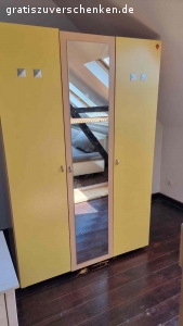 Couch, Kinder Schreibtisch und Schrank. Zu verschenken