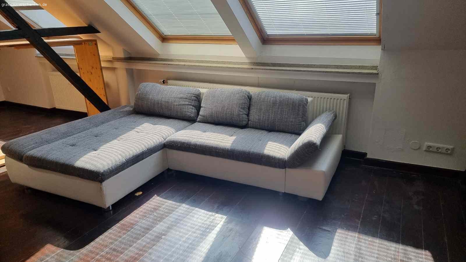 Couch, Kinder Schreibtisch und Schrank. Zu verschenken