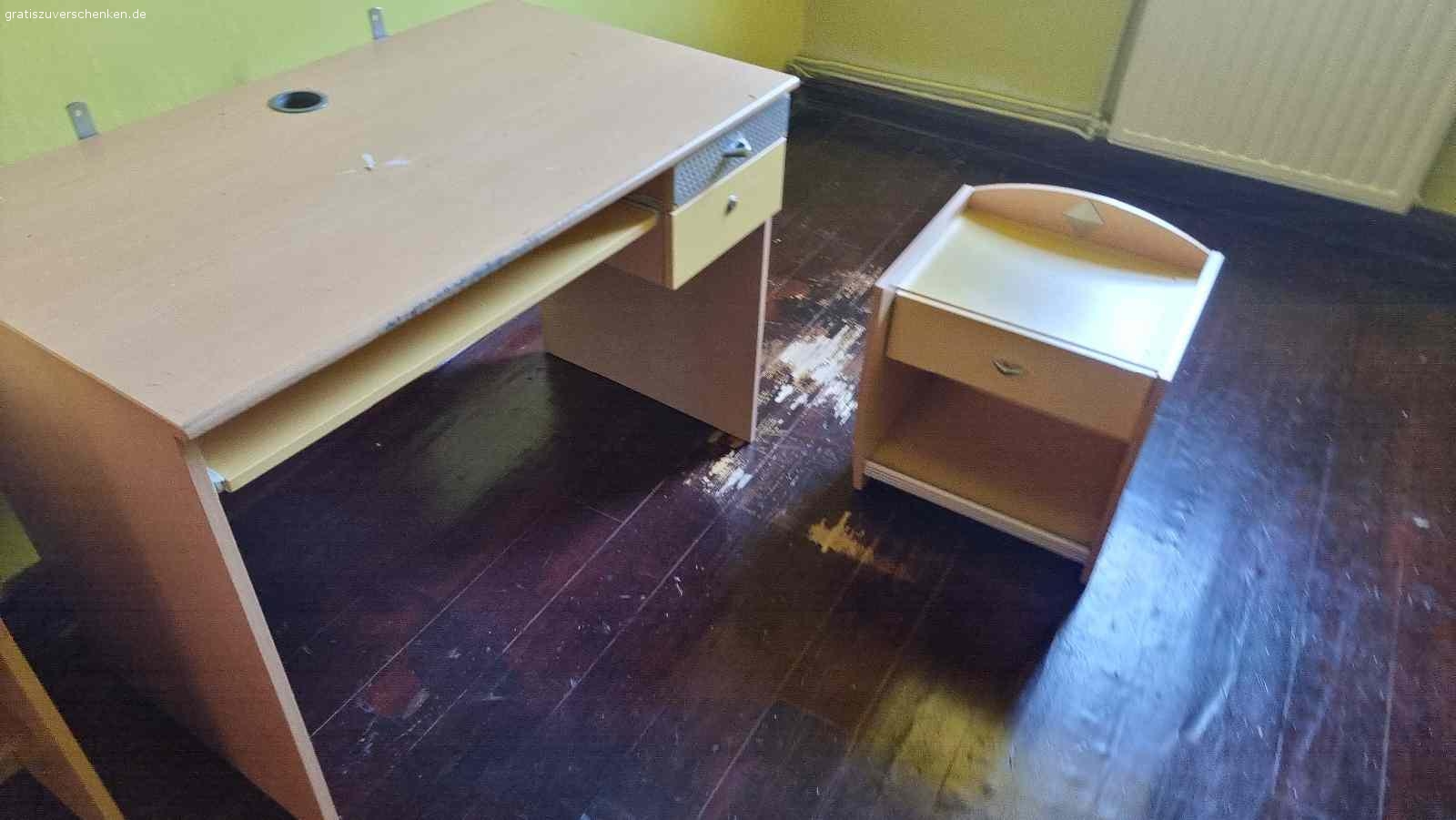 Couch, Kinder Schreibtisch und Schrank. Zu verschenken