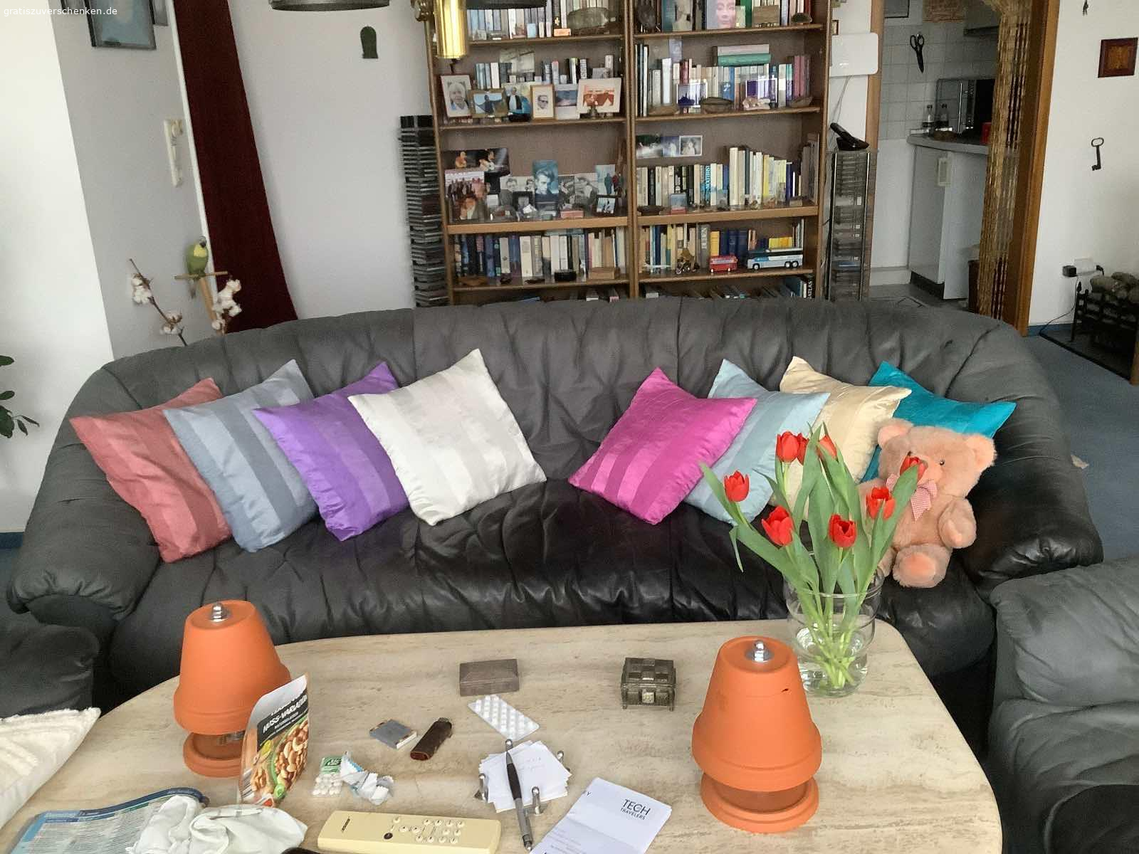 Couch kostenlos abzugeben. Couch, anthrazit, Nubok-Leder, ca. 2 m, inkl. div Kissen, kostenlos abzugeben. 
Nur an Selbstabholer.