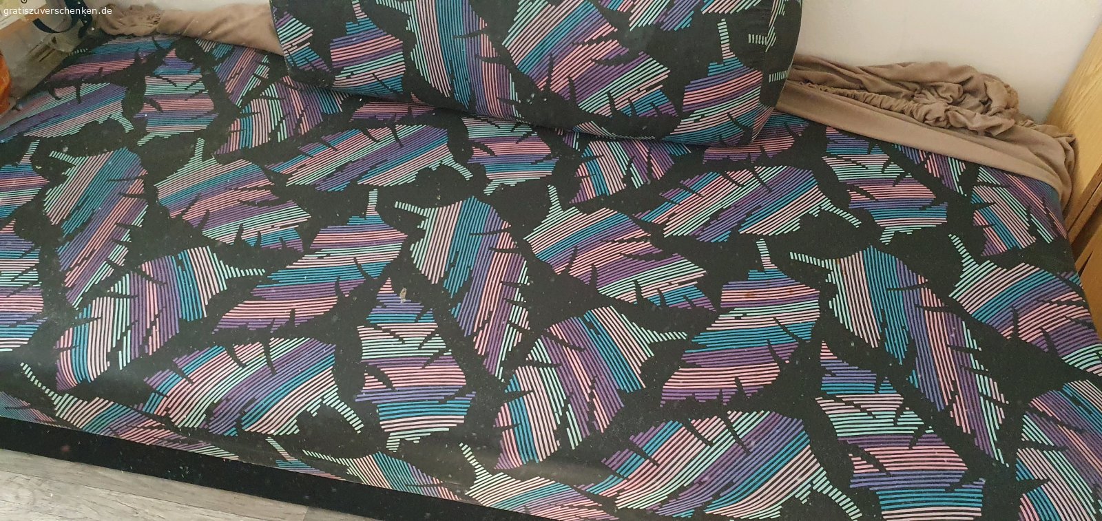 Couch mit Bettkasten. Wegen des Umzugs verschenken wir eine gemusterte Schlafcoch mit Bettkasten.
Maße 190 x 90 cm - siehe Bilder
2 Bilder sind mit einem braunen Überzug abgebildet.

Nur Abholung!