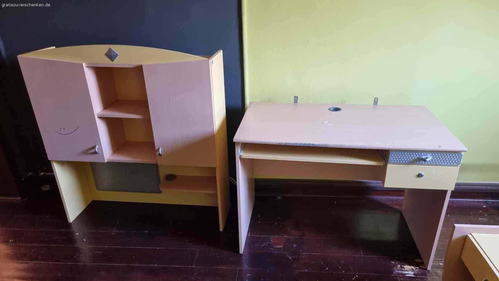 Couch, Schränke, Arbeitstisch. Bis 14.06.2022 abholen