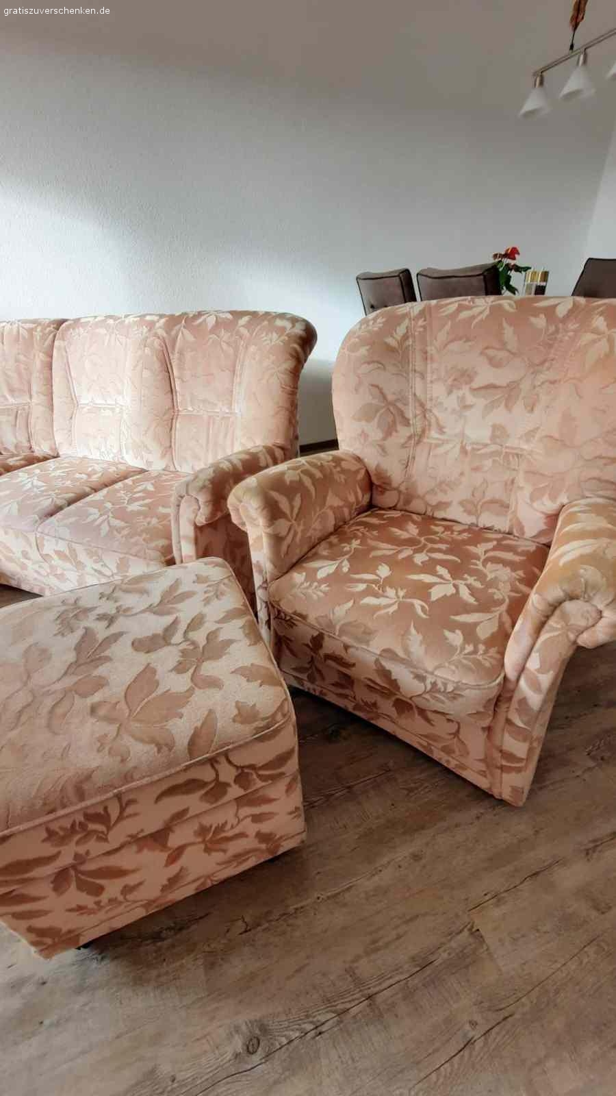 Couch+Sessel+Hocker. Eine altrosa Couch mit Blättermuster, ein Sessel und ein Hocker zu verschenken. Den Hocker kann man öffnen um z.B. Decken oder Kissen zu verstauen. 

•Couch: 
Breite: 71 cm 
Länge: 1,92 cm 
Höhe: 43 cm

•Sessel: 
Breize/Länge: 73 cm 
Höhe: 43 cm

•Hocker: 
Breite: 51 cm 
Höhe: 47 cm