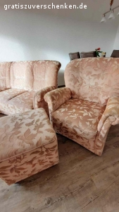 Couch+Sessel+Hocker. Eine altrosa Couch mit Blättermuster, ein Sessel und ein Hocker zu verschenken. Den Hocker kann man öffnen um z.B. Decken oder Kissen zu verstauen. 

•Couch: 
Breite: 71 cm 
Länge: 1,92 cm 
Höhe: 43 cm

•Sessel: 
Breize/Länge: 73 cm 
Höhe: 43 cm

•Hocker: 
Breite: 51 cm 
Höhe: 47 cm