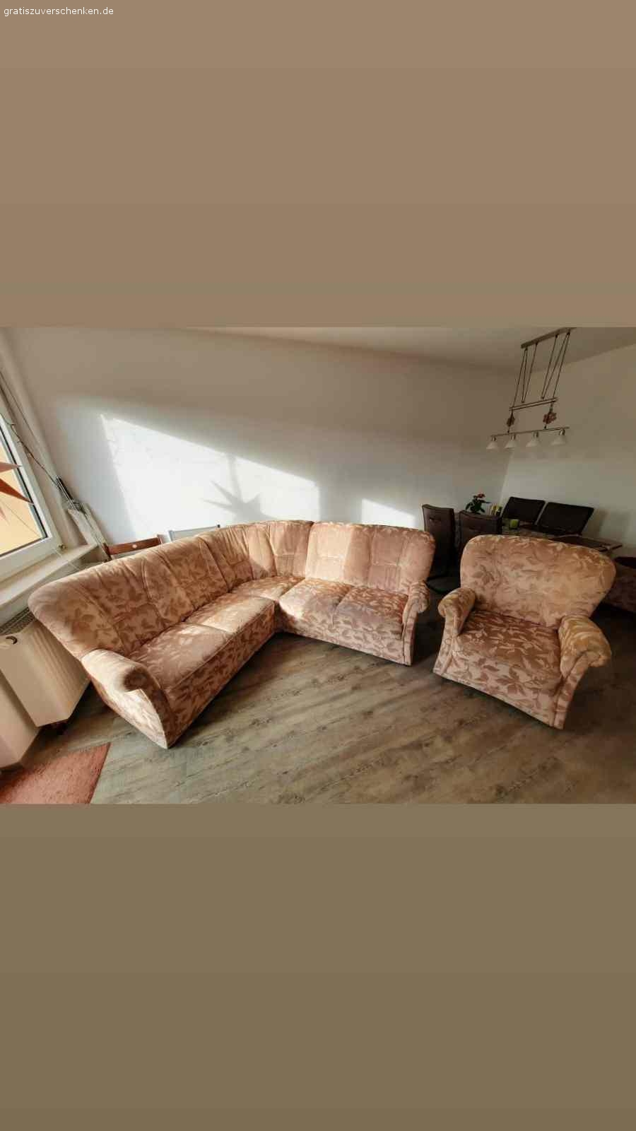 Couch+Sessel+Hocker. Eine altrosa Couch mit Blättermuster, ein Sessel und ein Hocker zu verschenken. Den Hocker kann man öffnen um z.B. Decken oder Kissen zu verstauen. 

•Couch: 
Breite: 71 cm 
Länge: 1,92 cm 
Höhe: 43 cm

•Sessel: 
Breize/Länge: 73 cm 
Höhe: 43 cm

•Hocker: 
Breite: 51 cm 
Höhe: 47 cm