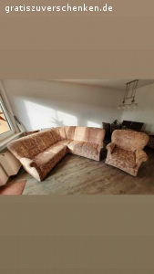 Couch+Sessel+Hocker. Eine altrosa Couch mit Blättermuster, ein Sessel und ein Hocker zu verschenken. Den Hocker kann man öffnen um z.B. Decken oder Kissen zu verstauen. 

•Couch: 
Breite: 71 cm 
Länge: 1,92 cm 
Höhe: 43 cm

•Sessel: 
Breize/Länge: 73 cm 
Höhe: 43 cm

•Hocker: 
Breite: 51 cm 
Höhe: 47 cm