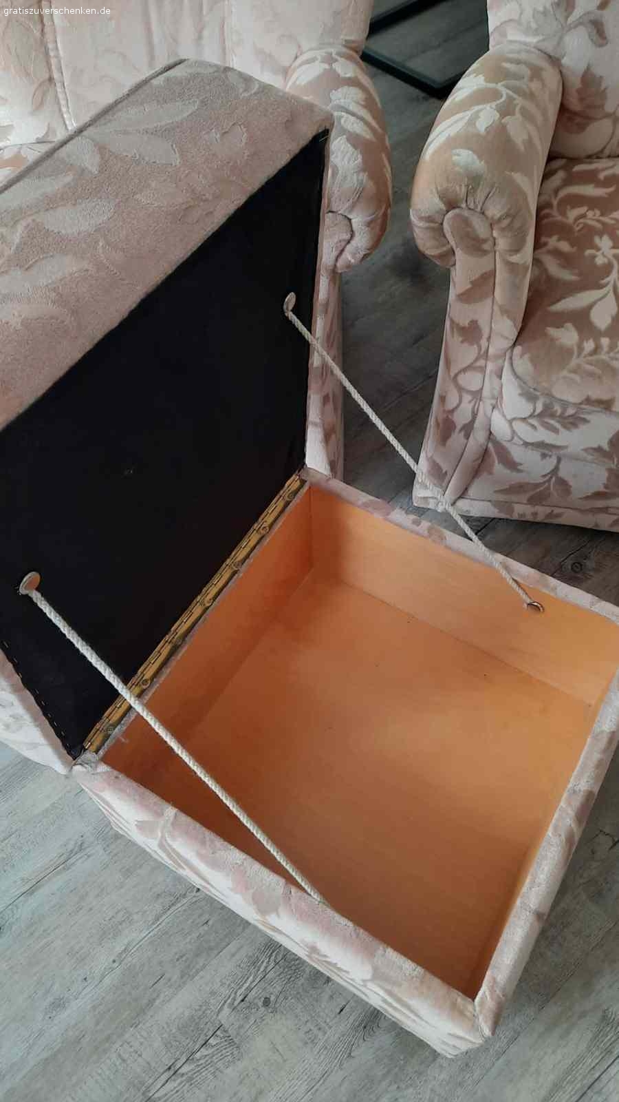 Couch+Sessel+Hocker. Eine altrosa Couch mit Blättermuster, ein Sessel und ein Hocker zu verschenken. Den Hocker kann man öffnen um z.B. Decken oder Kissen zu verstauen. 

•Couch: 
Breite: 71 cm 
Länge: 1,92 cm 
Höhe: 43 cm

•Sessel: 
Breize/Länge: 73 cm 
Höhe: 43 cm

•Hocker: 
Breite: 51 cm 
Höhe: 47 cm