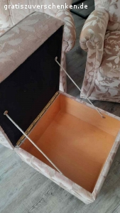 Couch+Sessel+Hocker. Eine altrosa Couch mit Blättermuster, ein Sessel und ein Hocker zu verschenken. Den Hocker kann man öffnen um z.B. Decken oder Kissen zu verstauen. 

•Couch: 
Breite: 71 cm 
Länge: 1,92 cm 
Höhe: 43 cm

•Sessel: 
Breize/Länge: 73 cm 
Höhe: 43 cm

•Hocker: 
Breite: 51 cm 
Höhe: 47 cm