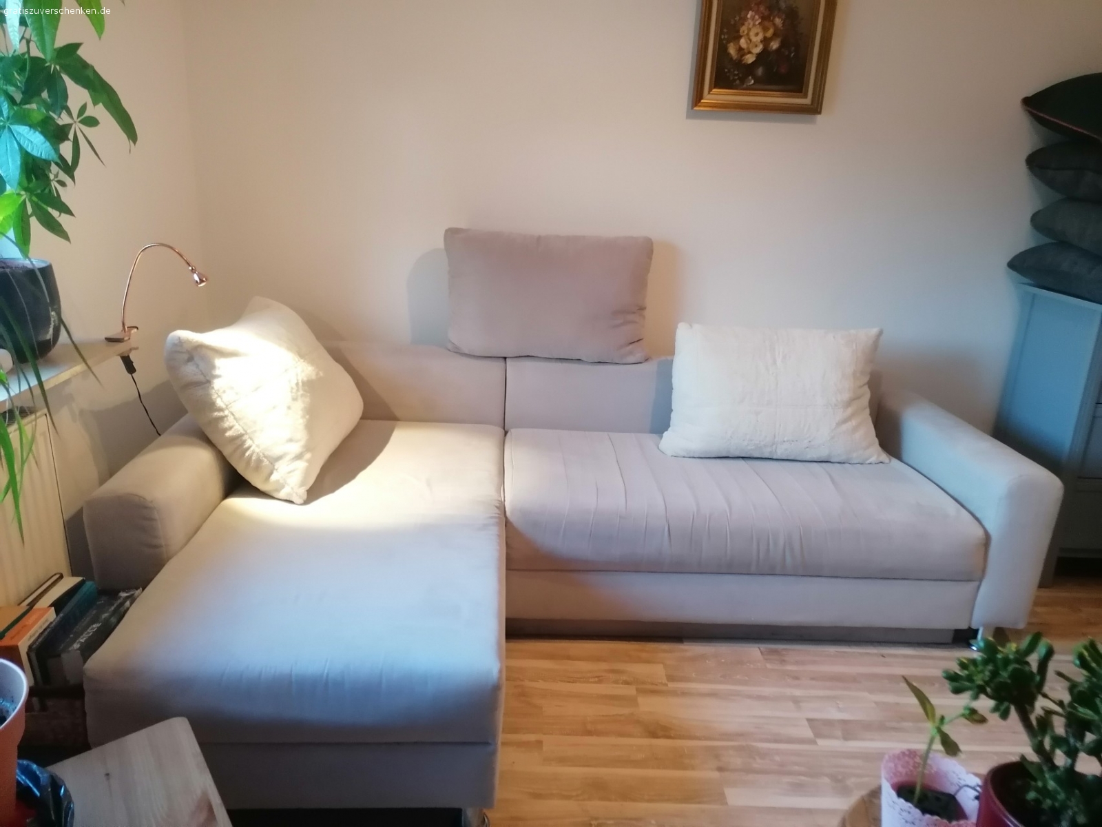 Couch zu verschenken. Ausziehbar, hell grau, leichte Gebrauchspuren