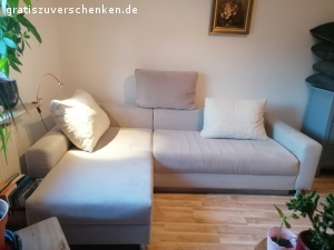 Couch zu verschenken. Ausziehbar, hell grau, leichte Gebrauchspuren