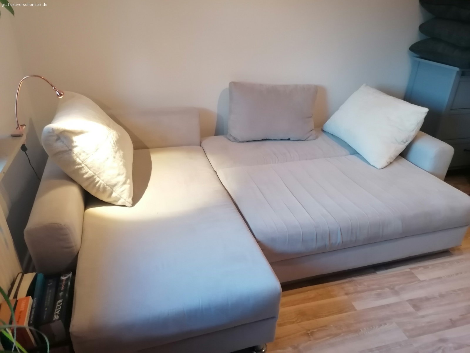 Couch zu verschenken. Ausziehbar, hell grau, leichte Gebrauchspuren