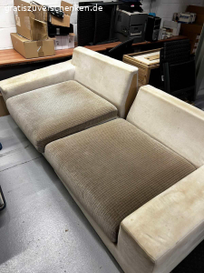Couch zu verschenken. DIE COUCH STEHT AUF DEM ERSTEN BILD EINSEITG AUF EINER PALETTE. NORMALERWEISE SIND BEIDE SEITEN GLEICH HOCH!

Gut gebrauchte Couch zu verschenken
Nur an Selbstabholer
Maße: 2.30 lang/ 1.25 breit
Hat einen Riss an der Unterseite welcher mit panzertape geklebt wurde
Inkl Dekokissen mit grauen Bezügen