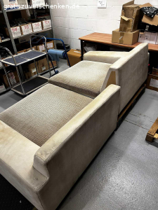 Couch zu verschenken. DIE COUCH STEHT AUF DEM ERSTEN BILD EINSEITG AUF EINER PALETTE. NORMALERWEISE SIND BEIDE SEITEN GLEICH HOCH!

Gut gebrauchte Couch zu verschenken
Nur an Selbstabholer
Maße: 2.30 lang/ 1.25 breit
Hat einen Riss an der Unterseite welcher mit panzertape geklebt wurde
Inkl Dekokissen mit grauen Bezügen