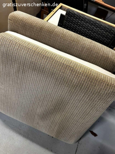 Couch zu verschenken. DIE COUCH STEHT AUF DEM ERSTEN BILD EINSEITG AUF EINER PALETTE. NORMALERWEISE SIND BEIDE SEITEN GLEICH HOCH!

Gut gebrauchte Couch zu verschenken
Nur an Selbstabholer
Maße: 2.30 lang/ 1.25 breit
Hat einen Riss an der Unterseite welcher mit panzertape geklebt wurde
Inkl Dekokissen mit grauen Bezügen