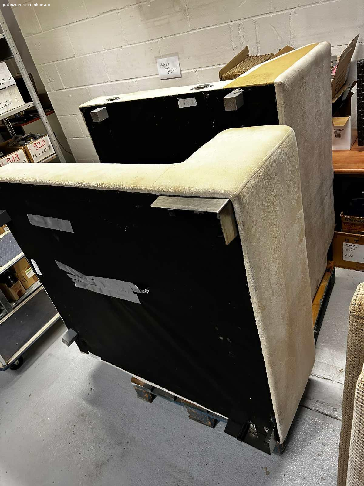 Couch zu verschenken. DIE COUCH STEHT AUF DEM ERSTEN BILD EINSEITG AUF EINER PALETTE. NORMALERWEISE SIND BEIDE SEITEN GLEICH HOCH!

Gut gebrauchte Couch zu verschenken
Nur an Selbstabholer
Maße: 2.30 lang/ 1.25 breit
Hat einen Riss an der Unterseite welcher mit panzertape geklebt wurde
Inkl Dekokissen mit grauen Bezügen