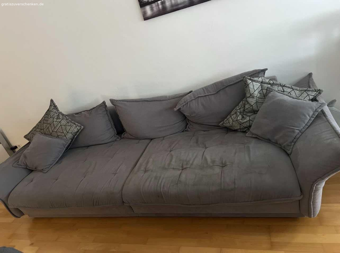 Couch. Hat einen Fleck rechts durch Putzmittel 
Möchte sie her geben weil ich eine neue bekomme aber möchte sie ungern weg werfen