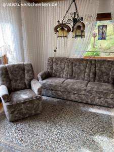 Couchgarnitur zu verschenken. Verschenke an Selbstabholer ein Sofa, 3-Sitzer, ca. 200 cm breit und einen Sessel, ca. 80cm breit.
Alles in sehr gutem Zustand!