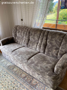 Couchgarnitur zu verschenken. Verschenke an Selbstabholer ein Sofa, 3-Sitzer, ca. 200 cm breit und einen Sessel, ca. 80cm breit.
Alles in sehr gutem Zustand!