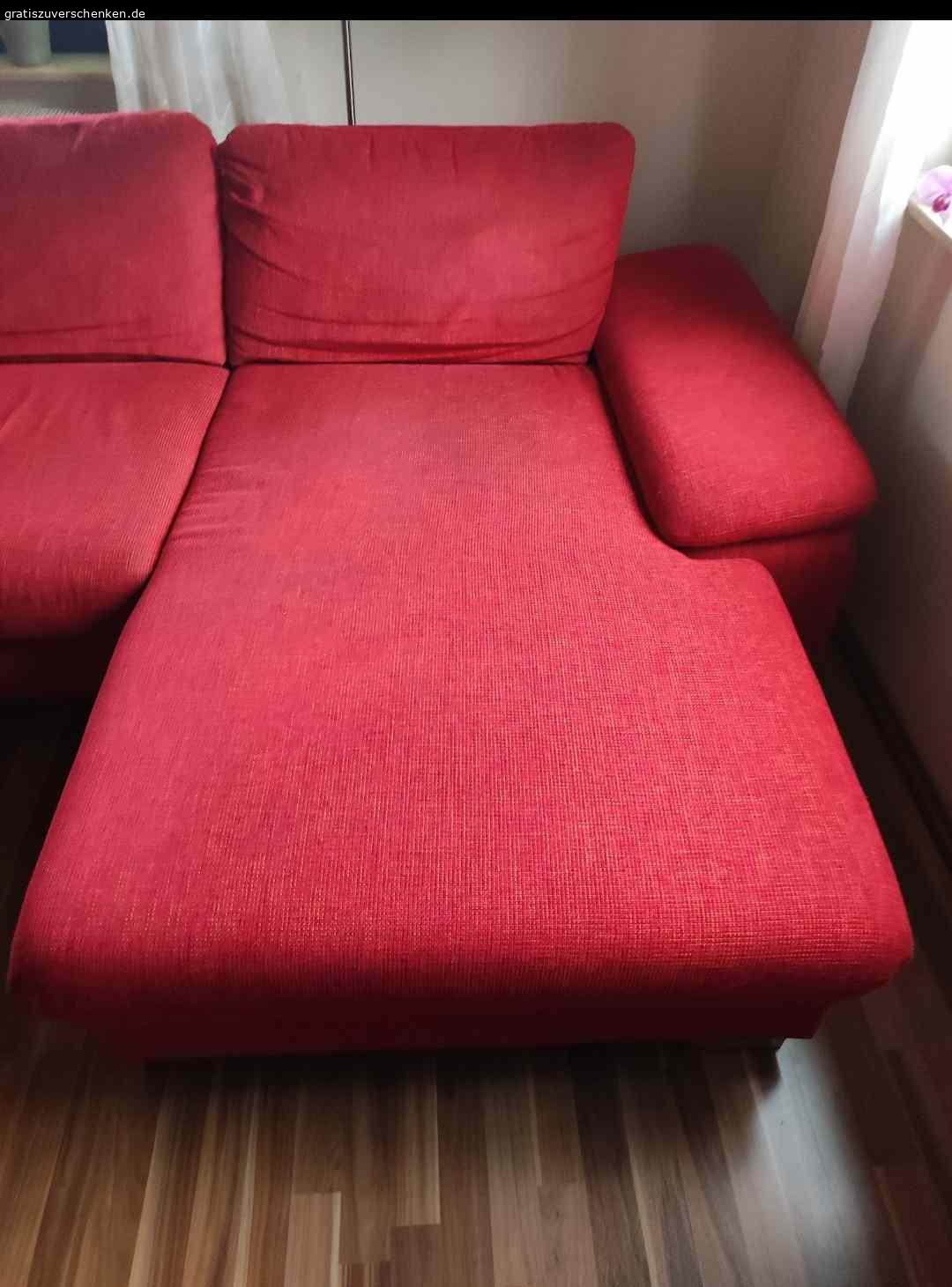 Ein Ecksofa in Lara Rot. das Sofa ist 316 x184
Metallfüße 
Und es hat eine Schlaffunktion 
Die Sitzfläche ist Kaltschaum
