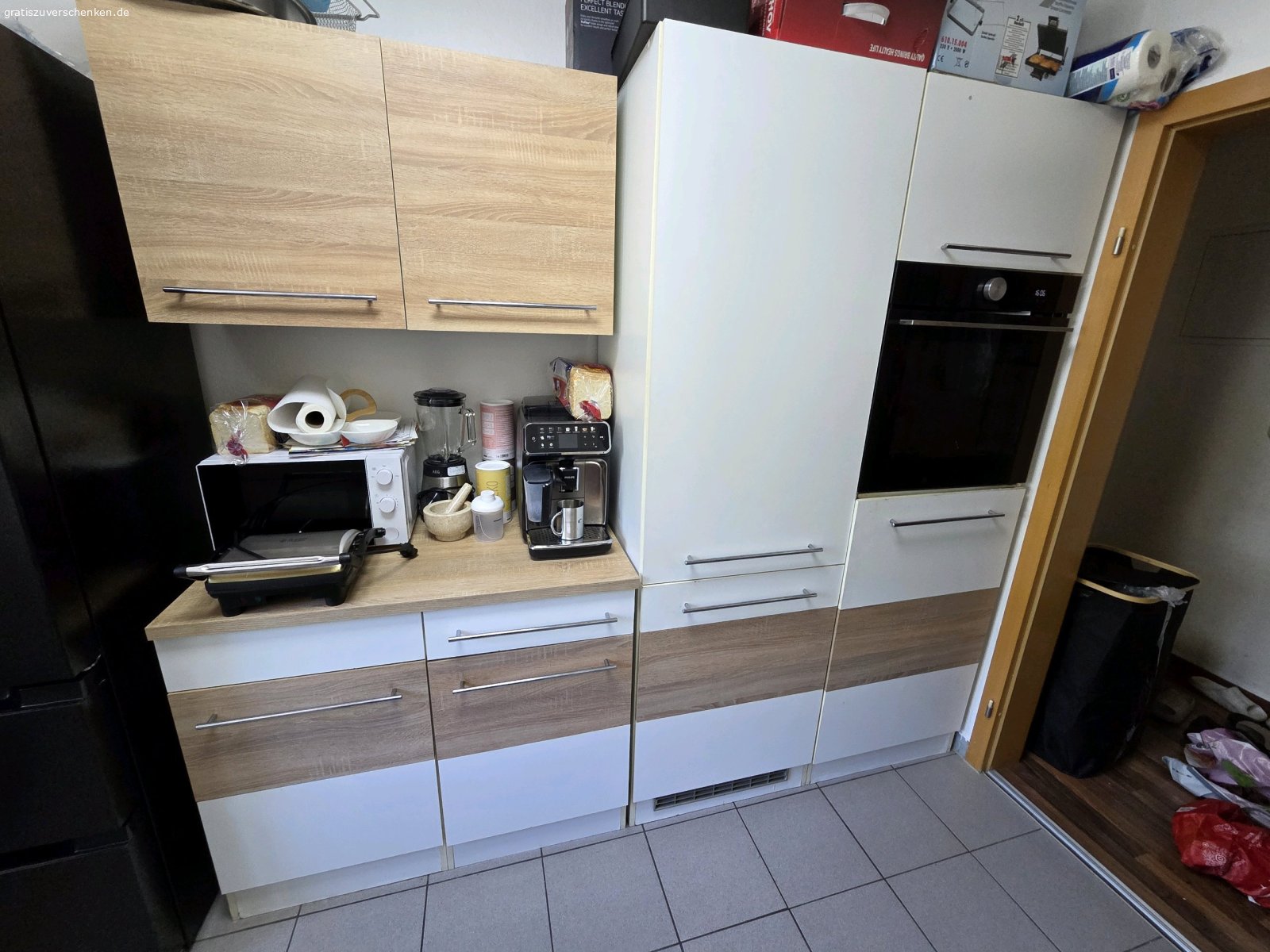 Einbauküche ohne Elektro-Geräte. Falls wir jemanden mit dieser Küche (ohne Elektro-Geräte) eine Freude machen können darf sie gerne absofort selbst abgebaut und mitgenommen werden.
Andernfalls kommt sie am Dienstag auf den Sperrmüll