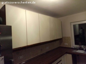 Einbauküche zu verschenken. Achtung Küche muss muss selbst abgebaut und heruntergetragen werden.

Einbauküche mit Arbeitsplatte in U Form. Mit Geschirrspüler und Backofen her ist der Heizstab defekt .ca 2,70 linke Seite

Ca 3,40 rechte Seite mit Spüle und ca 1.25 Arbeitsplatte dazwischen

Ohne Ceran Kochfeld, ohne Kühlschrank