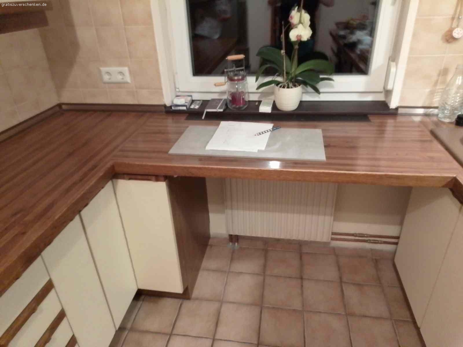 Einbauküche zu verschenken. Achtung Küche muss muss selbst abgebaut und heruntergetragen werden.

Einbauküche mit Arbeitsplatte in U Form. Mit Geschirrspüler und Backofen her ist der Heizstab defekt .ca 2,70 linke Seite

Ca 3,40 rechte Seite mit Spüle und ca 1.25 Arbeitsplatte dazwischen

Ohne Ceran Kochfeld, ohne Kühlschrank