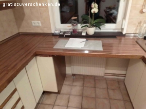 Einbauküche zu verschenken. Achtung Küche muss muss selbst abgebaut und heruntergetragen werden.

Einbauküche mit Arbeitsplatte in U Form. Mit Geschirrspüler und Backofen her ist der Heizstab defekt .ca 2,70 linke Seite

Ca 3,40 rechte Seite mit Spüle und ca 1.25 Arbeitsplatte dazwischen

Ohne Ceran Kochfeld, ohne Kühlschrank