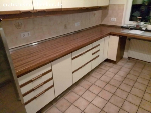 Einbauküche zu verschenken. Achtung Küche muss muss selbst abgebaut und heruntergetragen werden.

Einbauküche mit Arbeitsplatte in U Form. Mit Geschirrspüler und Backofen her ist der Heizstab defekt .ca 2,70 linke Seite

Ca 3,40 rechte Seite mit Spüle und ca 1.25 Arbeitsplatte dazwischen

Ohne Ceran Kochfeld, ohne Kühlschrank