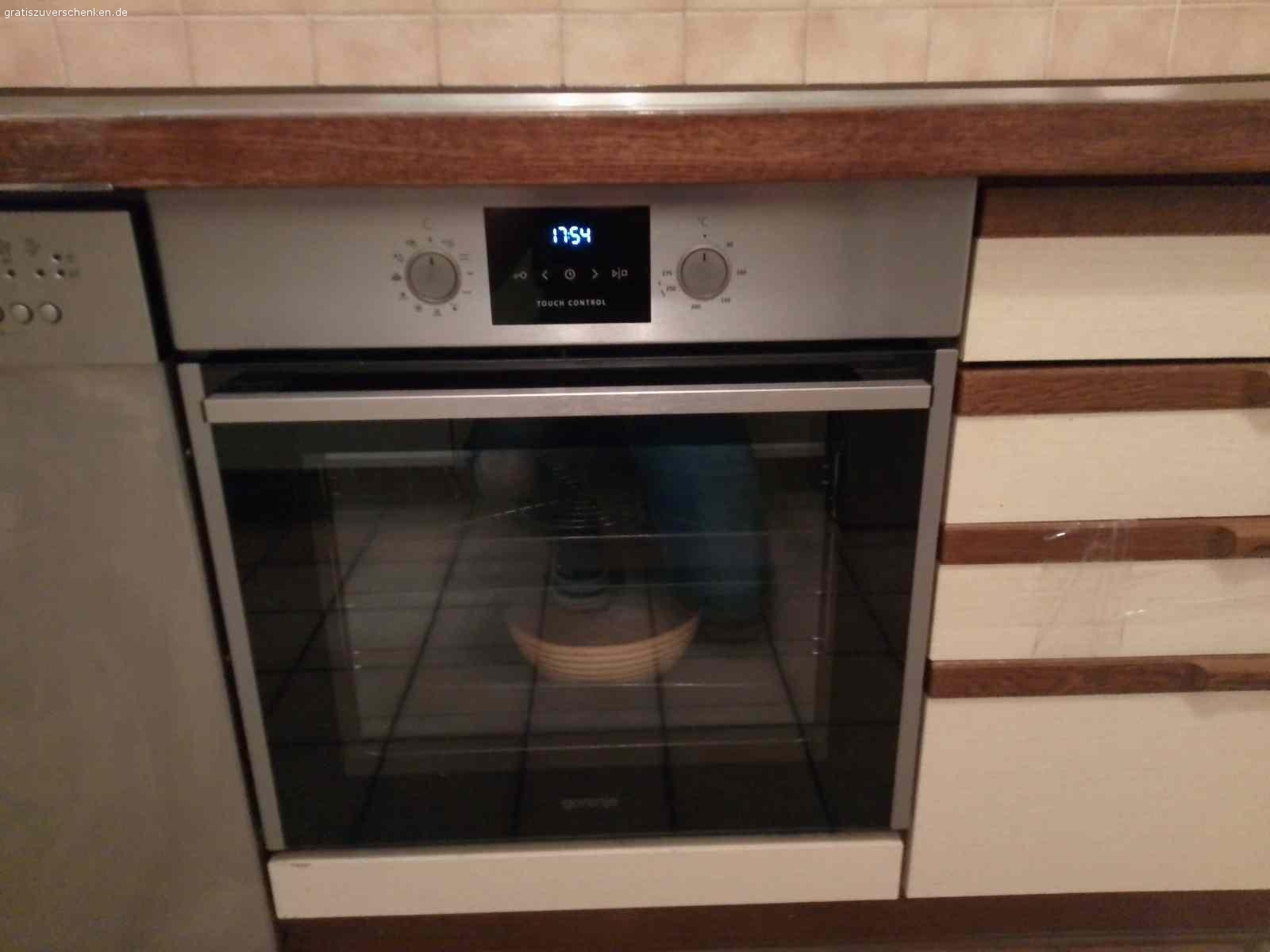 Einbauküche zu verschenken. Achtung Küche muss muss selbst abgebaut und heruntergetragen werden.

Einbauküche mit Arbeitsplatte in U Form. Mit Geschirrspüler und Backofen her ist der Heizstab defekt .ca 2,70 linke Seite

Ca 3,40 rechte Seite mit Spüle und ca 1.25 Arbeitsplatte dazwischen

Ohne Ceran Kochfeld, ohne Kühlschrank