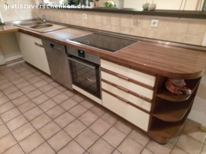 Einbauküche zu verschenken. Achtung Küche muss muss selbst abgebaut und heruntergetragen werden.

Einbauküche mit Arbeitsplatte in U Form. Mit Geschirrspüler und Backofen her ist der Heizstab defekt .ca 2,70 linke Seite

Ca 3,40 rechte Seite mit Spüle und ca 1.25 Arbeitsplatte dazwischen

Ohne Ceran Kochfeld, ohne Kühlschrank
