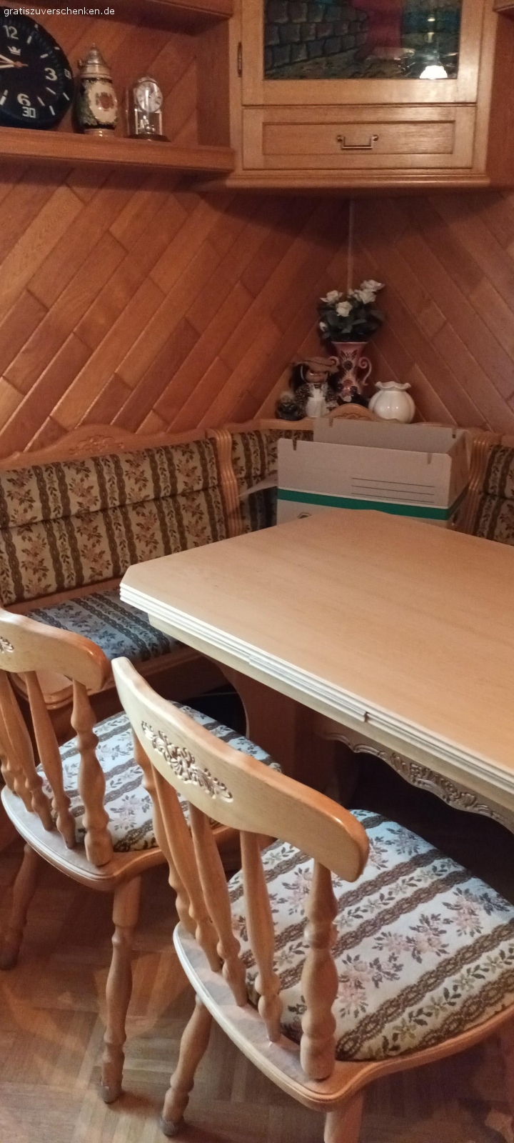 Essecke aus Eiche. Eine Eckbank und 3 Stühle sehr gut erhalten
