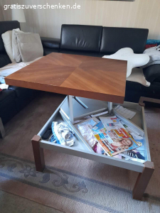 Esszimmertisch. Esszimmertisch, massiv Eiche und vier Stühle, neu gepolstert, zu verschenken.
Wohnzimmertisch, Designer-, Einzelstück zu verschenken.