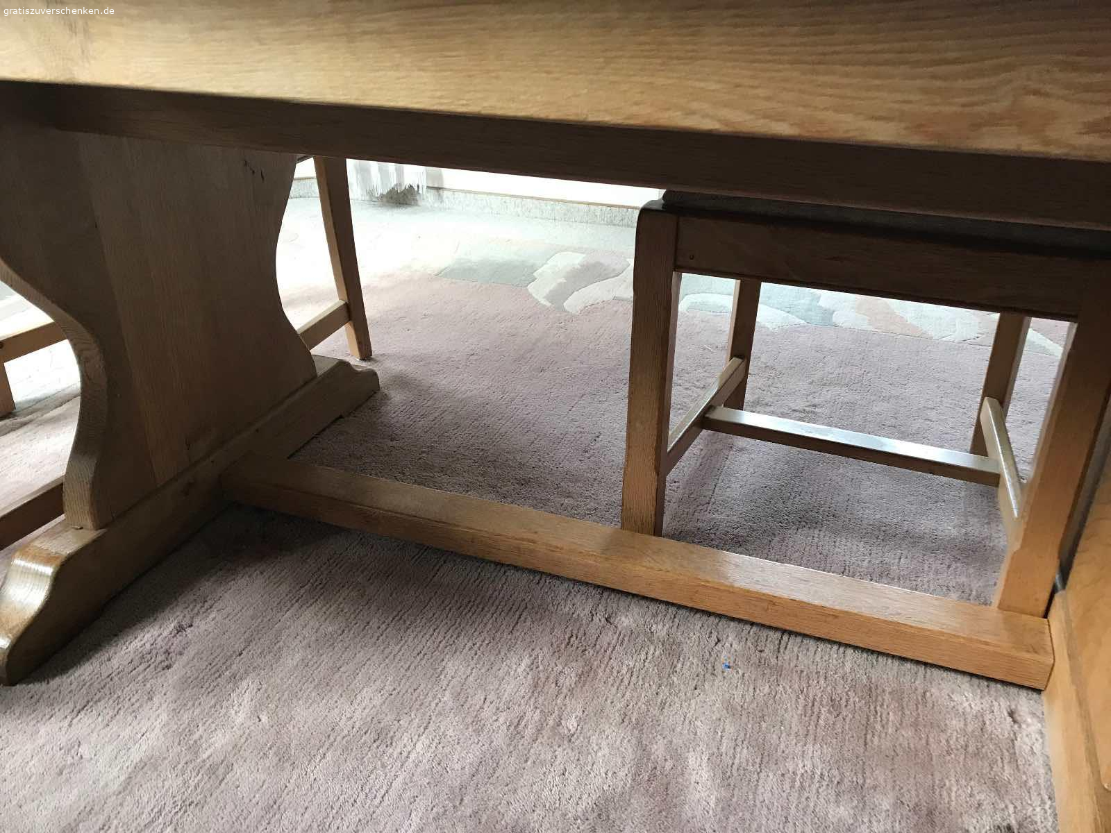 Esszimmertisch. Esszimmertisch, massiv Eiche und vier Stühle, neu gepolstert, zu verschenken.
Wohnzimmertisch, Designer-, Einzelstück zu verschenken.