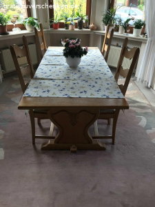Esszimmertisch. Esszimmertisch, massiv Eiche und vier Stühle, neu gepolstert, zu verschenken.
Wohnzimmertisch, Designer-, Einzelstück zu verschenken.