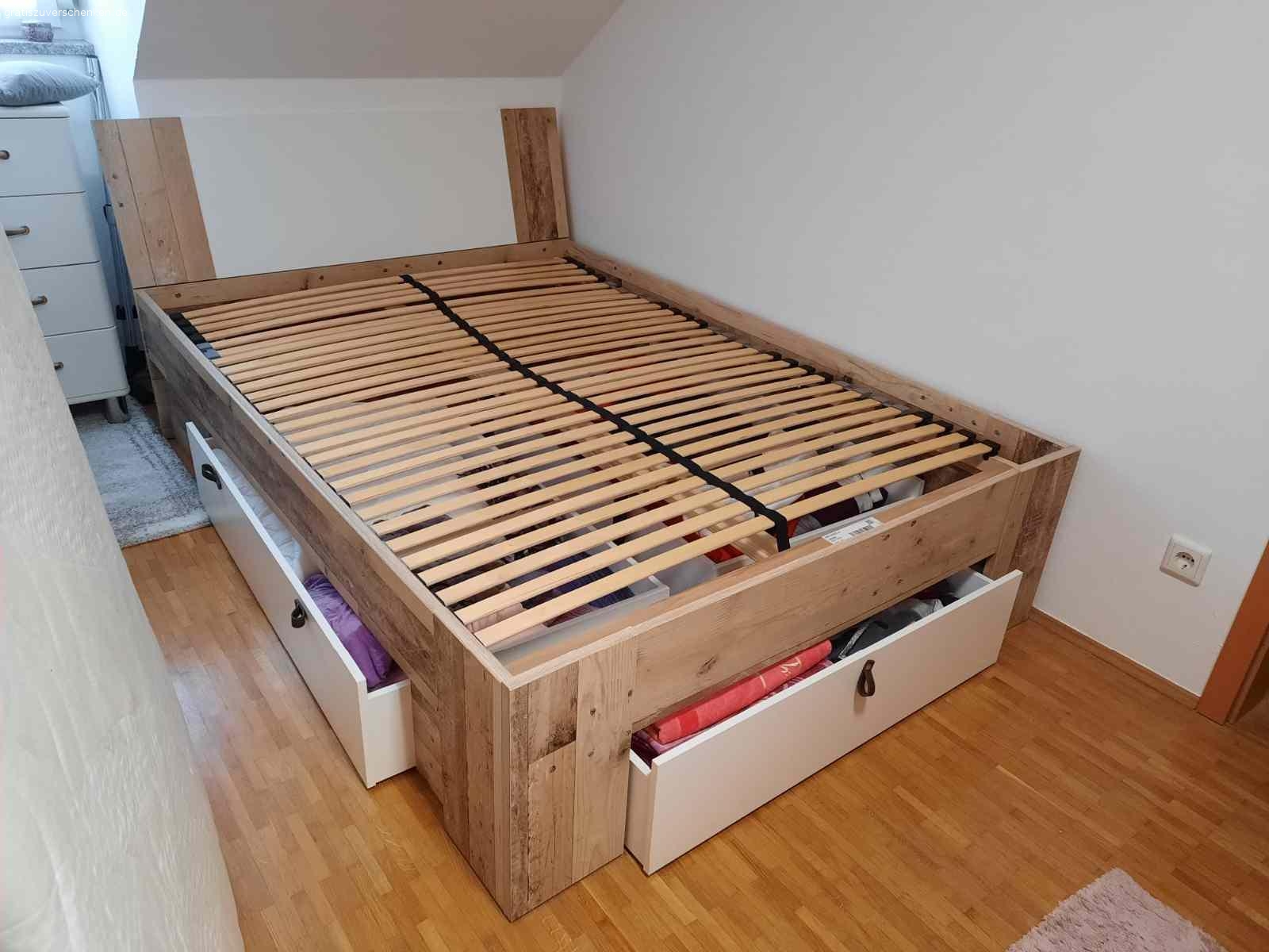 Futonbett aus Holz abzugeben. Neuwertiges Futonbett für 140 x 200 cm Matratze, mit Lattenrost, drei Bettkästen. 2 Jahre alt, sehr guter Zustand, keine Mängel. Kann sofort abgeholt werden, mit Selbstabbau. Matratze kann bei Bedarf mitgenommen werden, H2.