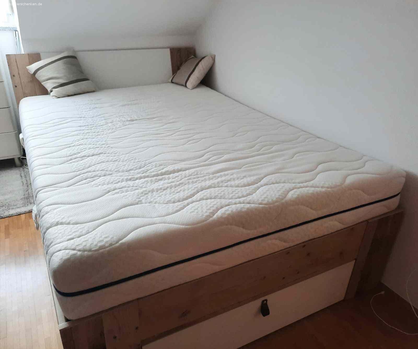 Futonbett aus Holz abzugeben. Neuwertiges Futonbett für 140 x 200 cm Matratze, mit Lattenrost, drei Bettkästen. 2 Jahre alt, sehr guter Zustand, keine Mängel. Kann sofort abgeholt werden, mit Selbstabbau. Matratze kann bei Bedarf mitgenommen werden, H2.