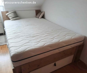 Futonbett aus Holz abzugeben. Neuwertiges Futonbett für 140 x 200 cm Matratze, mit Lattenrost, drei Bettkästen. 2 Jahre alt, sehr guter Zustand, keine Mängel. Kann sofort abgeholt werden, mit Selbstabbau. Matratze kann bei Bedarf mitgenommen werden, H2.