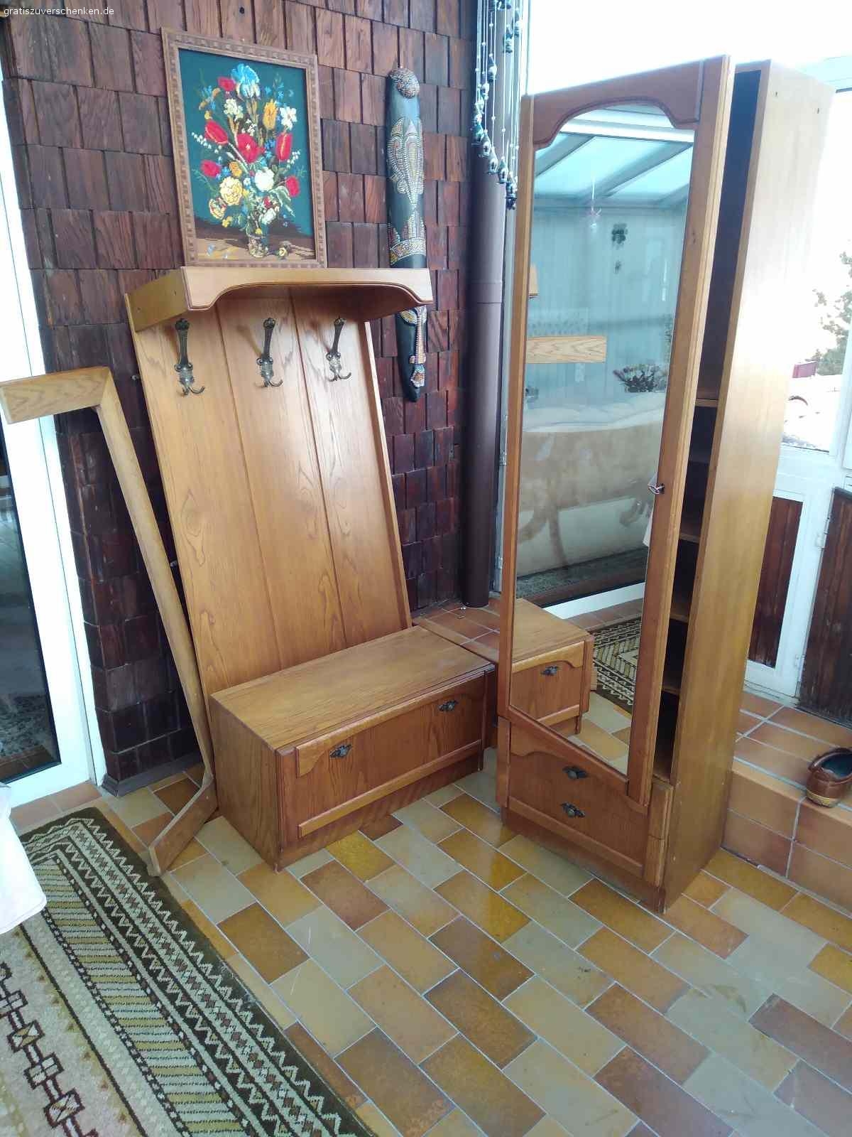 Gardaroben-Schrank zu verschenken. Verschenke gut erhaltenen Gardarobenschrank.
Höhe ca. 1,85 m,  Breite ca. 1,25 m  Tiefe ca. 0,35 m
Nur an Selbstabholer