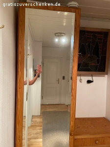 Garderobenschrank mit Spiegel plus Kommode zu verschenken. Garderobenschrank Höhe 230 cm  mit Spiegel ohne Inhalt und passende Kommode zu verschenken. NR Haushalt ohne Tiere.