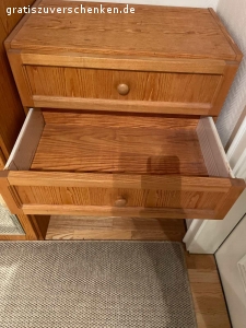 Garderobenschrank mit Spiegel plus Kommode zu verschenken. Garderobenschrank Höhe 230 cm  mit Spiegel ohne Inhalt und passende Kommode zu verschenken. NR Haushalt ohne Tiere.