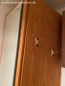 Garderobenschrank mit Spiegel plus Kommode zu verschenken. Garderobenschrank Höhe 230 cm  mit Spiegel ohne Inhalt und passende Kommode zu verschenken. NR Haushalt ohne Tiere.