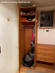 Garderobenschrank mit Spiegel plus Kommode zu verschenken. Garderobenschrank Höhe 230 cm  mit Spiegel ohne Inhalt und passende Kommode zu verschenken. NR Haushalt ohne Tiere.