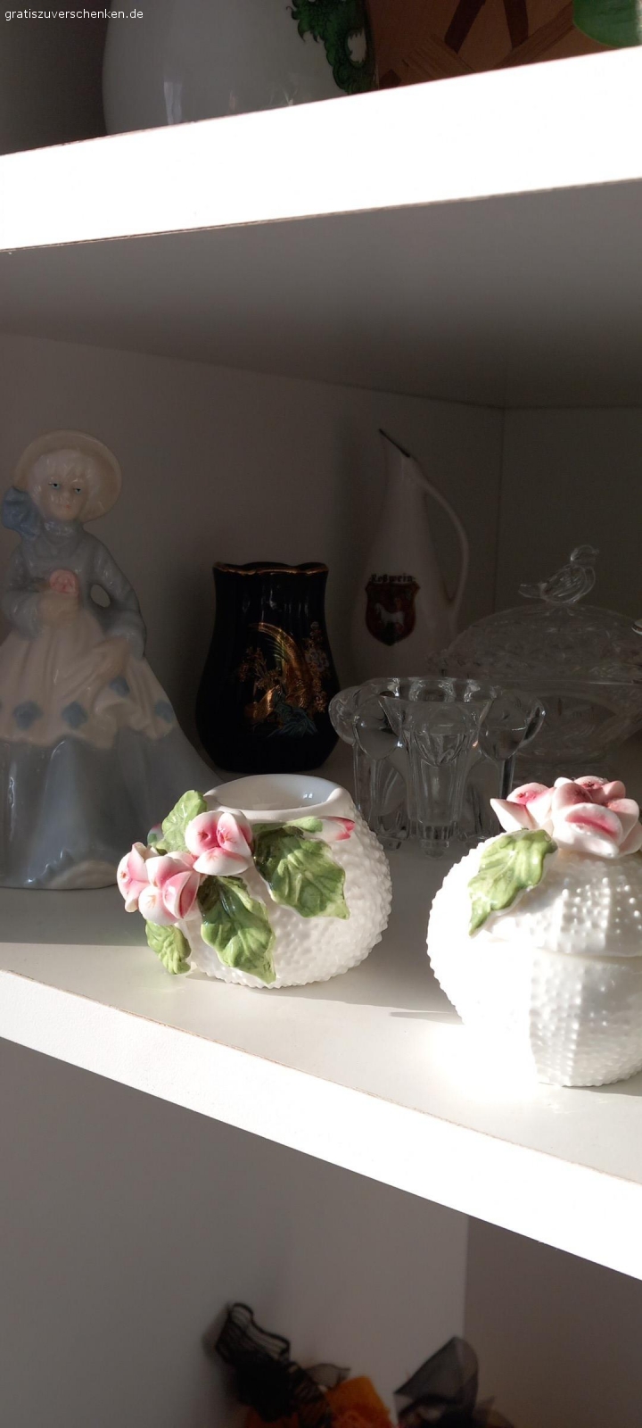 Geschirr,Vasen,Deko. Verschiedene Glas,Porzellan ,Artikel zu verschenken. ⚠️ ausser Vasen mit Drachen Handgemalt ⚠️ Peis nach Vereinbahrung am besten per Wats App anfragen