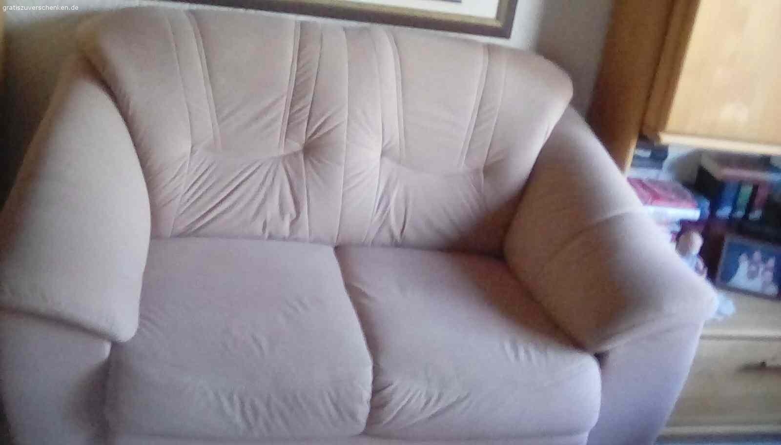 Gleichfarbige  Couchgarnitur 3-teilig, gebraucht. Noch gut erhalten 3-teilige Couchgarniur, beige kostenlos an Selbstabholer abzugeben