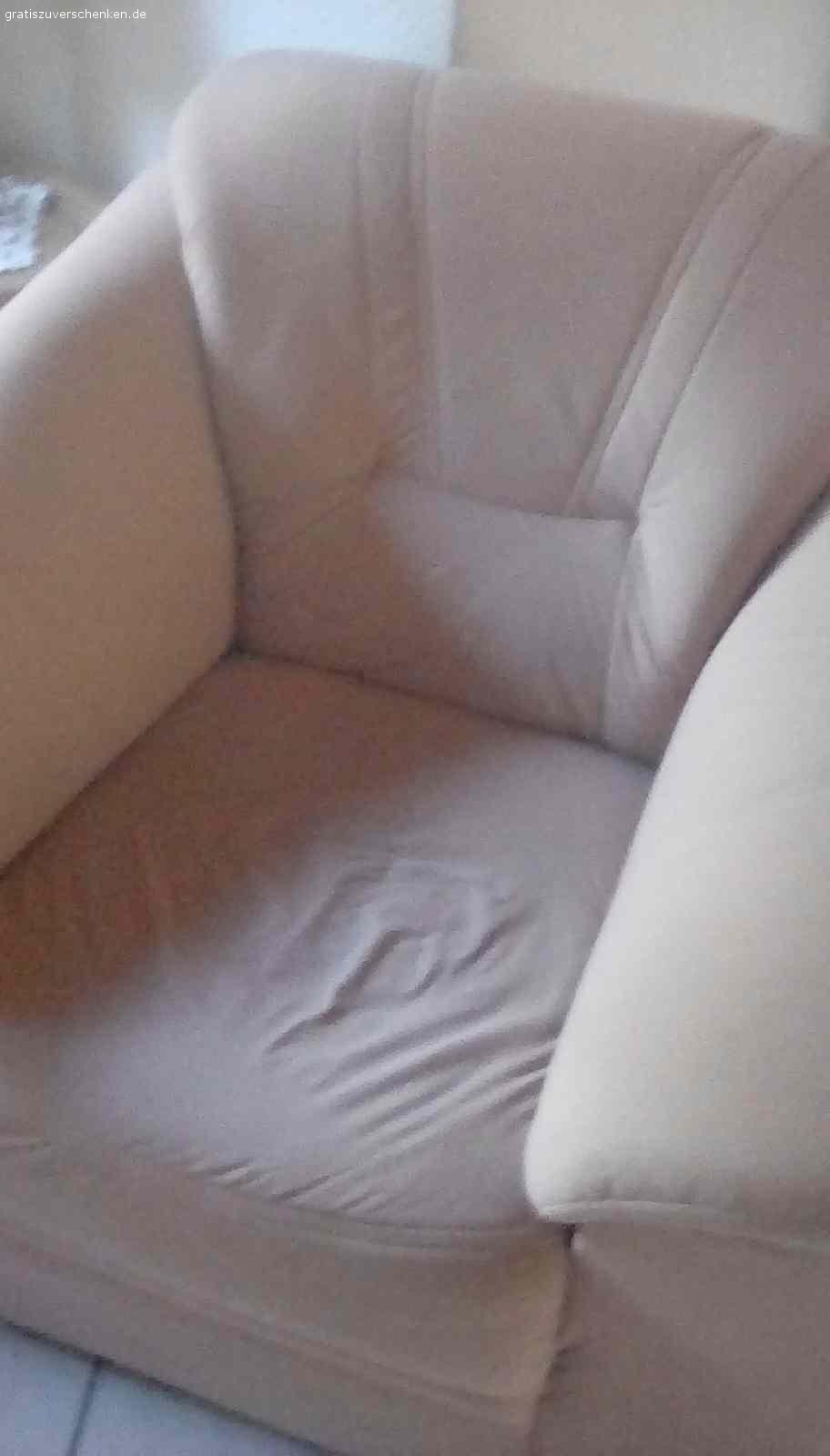 Gleichfarbige  Couchgarnitur 3-teilig, gebraucht. Noch gut erhalten 3-teilige Couchgarniur, beige kostenlos an Selbstabholer abzugeben