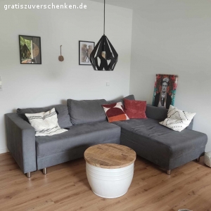 Graue Couch zu verschenken. Graue, ausziehbare Eckcouch mit Schlaffunktion und integriertem Bettkasten
Die Couch befindet sich im 2. OG ohne Aufzug. Sie besteht aus zwei zusammengesetzten Teilen, die in wenigen Sekunden auf und abgebaut werden können.

ab SOFORT abholbereit