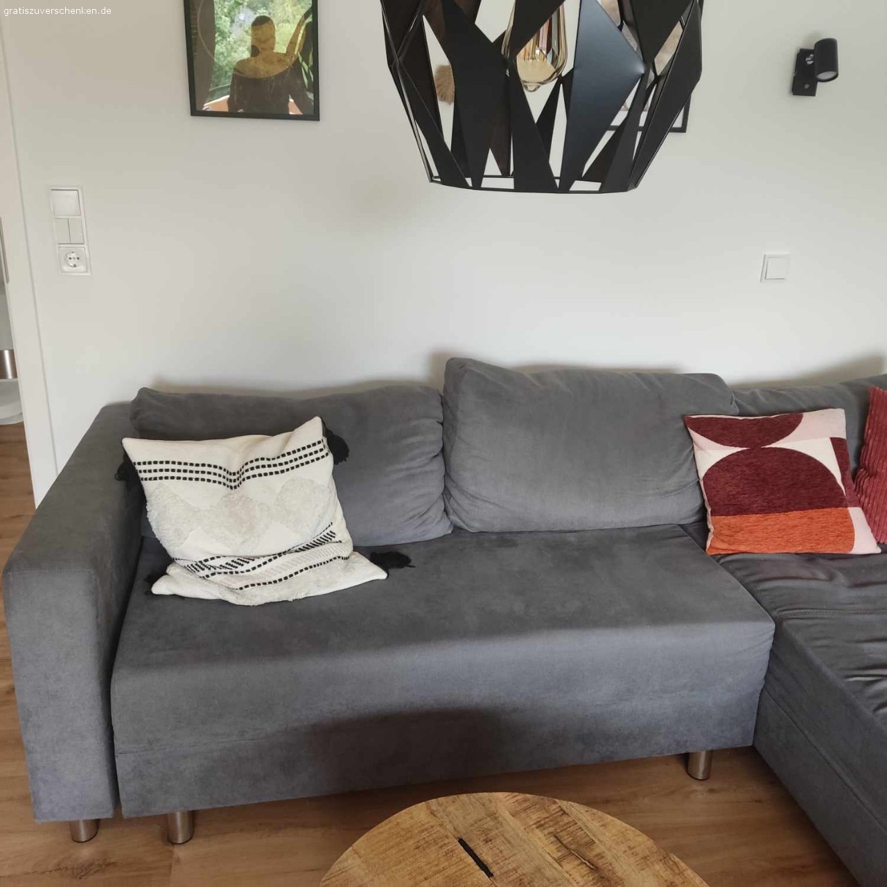 Graue Couch zu verschenken. Graue, ausziehbare Eckcouch mit Schlaffunktion und integriertem Bettkasten
Die Couch befindet sich im 2. OG ohne Aufzug. Sie besteht aus zwei zusammengesetzten Teilen, die in wenigen Sekunden auf und abgebaut werden können.

ab SOFORT abholbereit