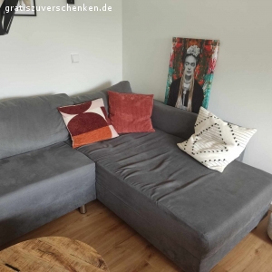 Graue Couch zu verschenken. Graue, ausziehbare Eckcouch mit Schlaffunktion und integriertem Bettkasten
Die Couch befindet sich im 2. OG ohne Aufzug. Sie besteht aus zwei zusammengesetzten Teilen, die in wenigen Sekunden auf und abgebaut werden können.

ab SOFORT abholbereit