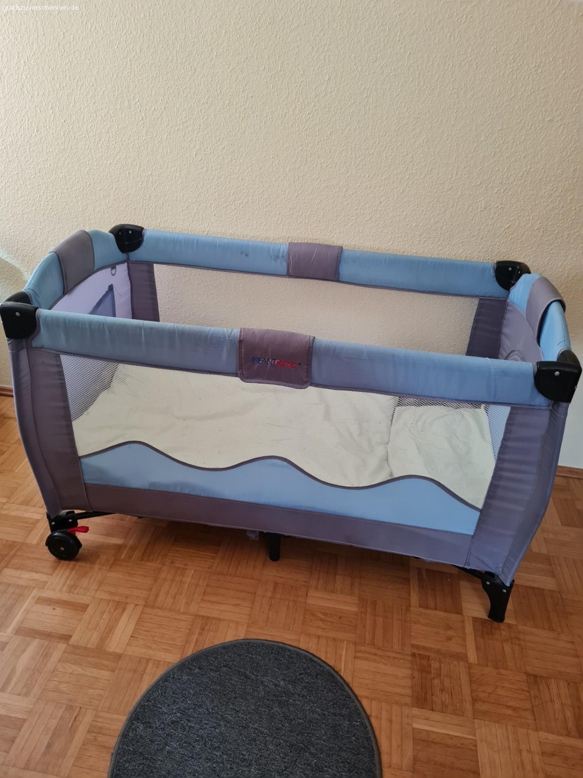 Hochstuhl und Kinderreisebett. 1 Kinderhochstuhl (blau) und 1Kinderreisebett (blau) zu verschenken